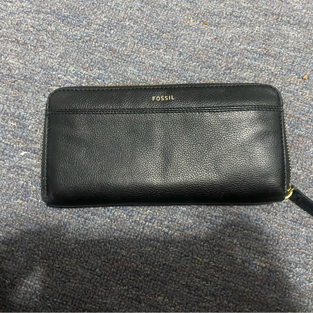 Fossil Wallet - Perfect Condition 🖤